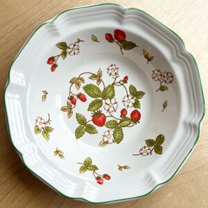 Hancook china HNK2 strawberries pattern round vegetable 91/8”
